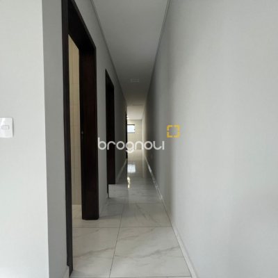 Casa com 68m², 2 quartos (sendo 1 suíte), 1 garagem, no bairro Morro da Pedras em Florianópolis