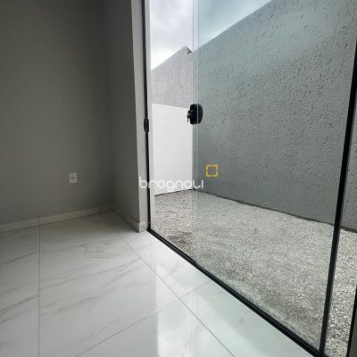 Casa com 68m², 2 quartos (sendo 1 suíte), 1 garagem, no bairro Morro da Pedras em Florianópolis