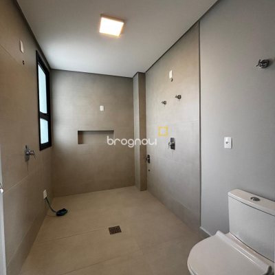 Casa de Condomínio com 318m², 4 quartos (sendo 3 suítes), 4 garagens, no bairro Ratones em Florianópolis