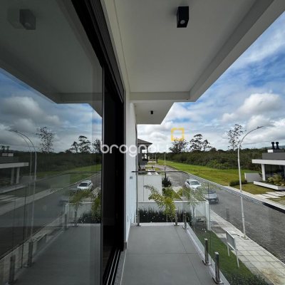 Casa de Condomínio com 318m², 4 quartos (sendo 3 suítes), 4 garagens, no bairro Ratones em Florianópolis