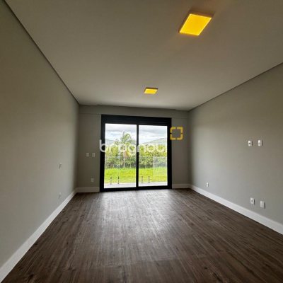 Casa de Condomínio com 318m², 4 quartos (sendo 3 suítes), 4 garagens, no bairro Ratones em Florianópolis