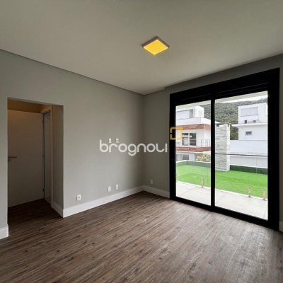 Casa de Condomínio com 318m², 4 quartos (sendo 3 suítes), 4 garagens, no bairro Ratones em Florianópolis