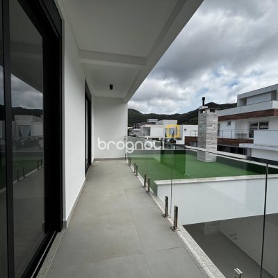 Casa de Condomínio com 318m², 4 quartos (sendo 3 suítes), 4 garagens, no bairro Ratones em Florianópolis