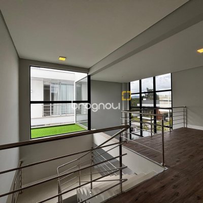 Casa de Condomínio com 318m², 4 quartos (sendo 3 suítes), 4 garagens, no bairro Ratones em Florianópolis