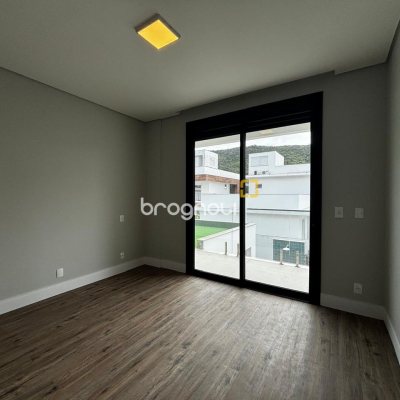Casa de Condomínio com 318m², 4 quartos (sendo 3 suítes), 4 garagens, no bairro Ratones em Florianópolis