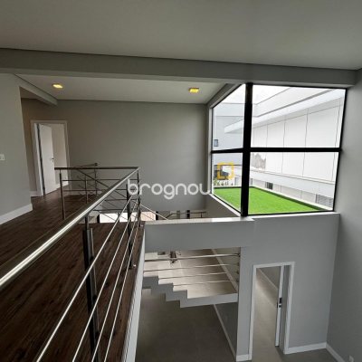 Casa de Condomínio com 318m², 4 quartos (sendo 3 suítes), 4 garagens, no bairro Ratones em Florianópolis