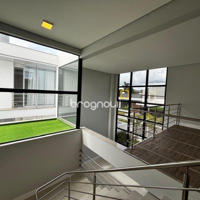 Casa de Condomínio com 318m², 4 quartos (sendo 3 suítes), 4 garagens, no bairro Ratones em Florianópolis