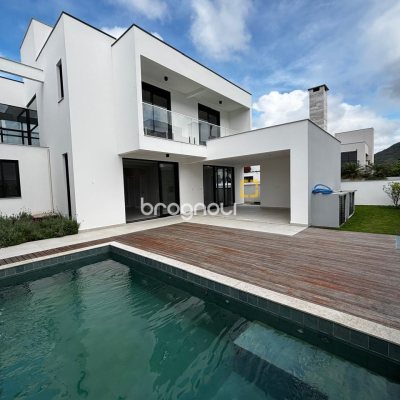 Casa de Condomínio com 318m², 4 quartos (sendo 3 suítes), 4 garagens, no bairro Ratones em Florianópolis