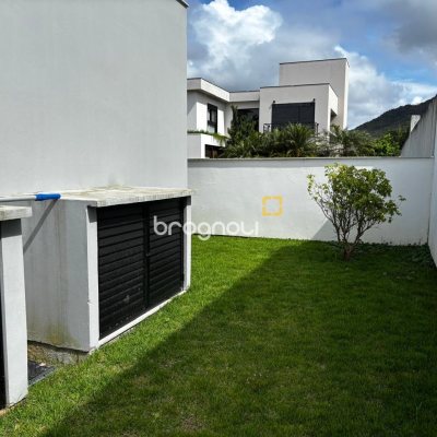 Casa de Condomínio com 318m², 4 quartos (sendo 3 suítes), 4 garagens, no bairro Ratones em Florianópolis