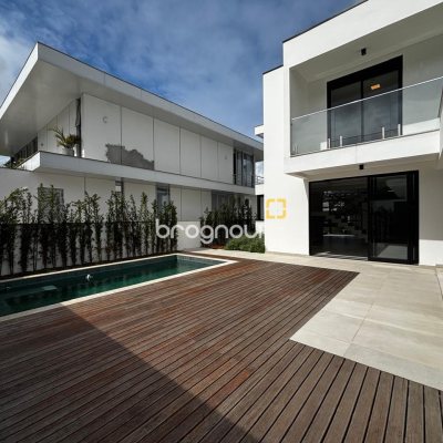 Casa de Condomínio com 318m², 4 quartos (sendo 3 suítes), 4 garagens, no bairro Ratones em Florianópolis