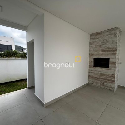 Casa de Condomínio com 318m², 4 quartos (sendo 3 suítes), 4 garagens, no bairro Ratones em Florianópolis