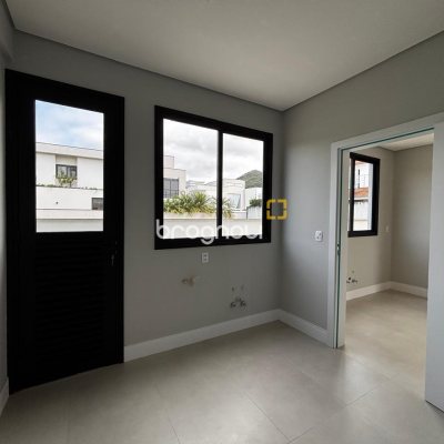 Casa de Condomínio com 318m², 4 quartos (sendo 3 suítes), 4 garagens, no bairro Ratones em Florianópolis