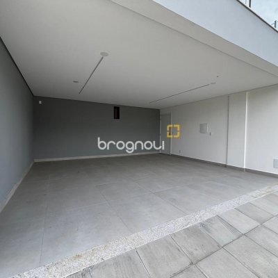 Casa de Condomínio com 318m², 4 quartos (sendo 3 suítes), 4 garagens, no bairro Ratones em Florianópolis