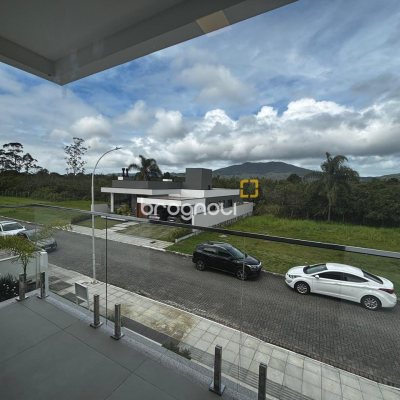 Casa de Condomínio com 318m², 4 quartos (sendo 3 suítes), 4 garagens, no bairro Ratones em Florianópolis