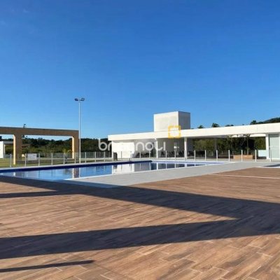Casa de Condomínio com 318m², 4 quartos (sendo 3 suítes), 4 garagens, no bairro Ratones em Florianópolis