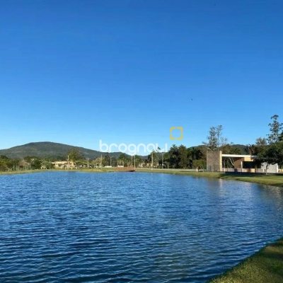 Casa de Condomínio com 318m², 4 quartos (sendo 3 suítes), 4 garagens, no bairro Ratones em Florianópolis
