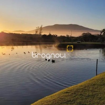 Casa de Condomínio com 318m², 4 quartos (sendo 3 suítes), 4 garagens, no bairro Ratones em Florianópolis