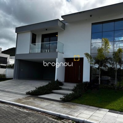 Casa de Condomínio com 318m², 4 quartos (sendo 3 suítes), 4 garagens, no bairro Ratones em Florianópolis