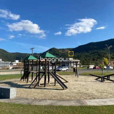 Casa de Condomínio com 318m², 4 quartos (sendo 3 suítes), 4 garagens, no bairro Ratones em Florianópolis