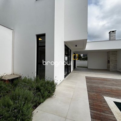 Casa de Condomínio com 318m², 4 quartos (sendo 3 suítes), 4 garagens, no bairro Ratones em Florianópolis