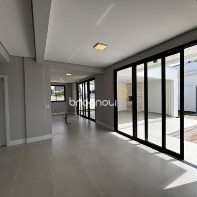 Casa de Condomínio com 318m², 4 quartos (sendo 3 suítes), 4 garagens, no bairro Ratones em Florianópolis