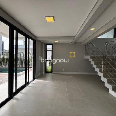 Casa de Condomínio com 318m², 4 quartos (sendo 3 suítes), 4 garagens, no bairro Ratones em Florianópolis