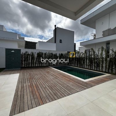 Casa de Condomínio com 318m², 4 quartos (sendo 3 suítes), 4 garagens, no bairro Ratones em Florianópolis