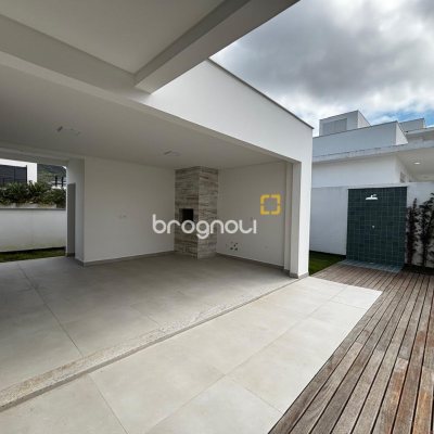 Casa de Condomínio com 318m², 4 quartos (sendo 3 suítes), 4 garagens, no bairro Ratones em Florianópolis