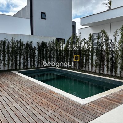 Casa de Condomínio com 318m², 4 quartos (sendo 3 suítes), 4 garagens, no bairro Ratones em Florianópolis