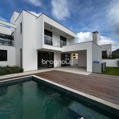 Casa de Condomínio com 318m², 4 quartos (sendo 3 suítes), 4 garagens, no bairro Ratones em Florianópolis