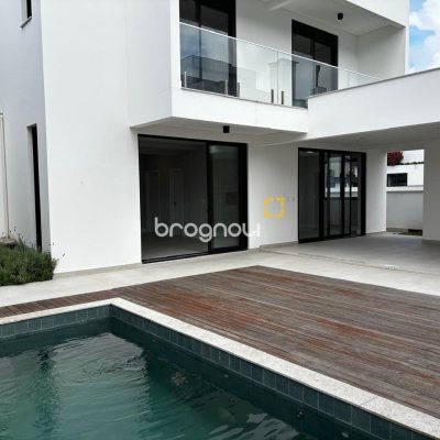 Casa de Condomínio com 318m², 4 quartos (sendo 3 suítes), 4 garagens, no bairro Ratones em Florianópolis