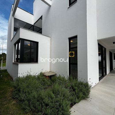 Casa de Condomínio com 318m², 4 quartos (sendo 3 suítes), 4 garagens, no bairro Ratones em Florianópolis