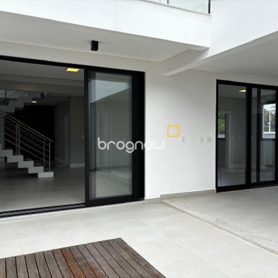 Casa de Condomínio com 318m², 4 quartos (sendo 3 suítes), 4 garagens, no bairro Ratones em Florianópolis