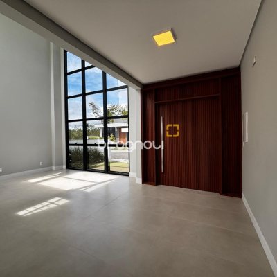 Casa de Condomínio com 318m², 4 quartos (sendo 3 suítes), 4 garagens, no bairro Ratones em Florianópolis