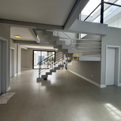 Casa de Condomínio com 318m², 4 quartos (sendo 3 suítes), 4 garagens, no bairro Ratones em Florianópolis