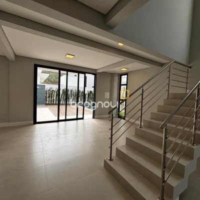 Casa de Condomínio com 318m², 4 quartos (sendo 3 suítes), 4 garagens, no bairro Ratones em Florianópolis