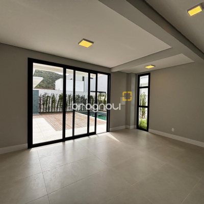 Casa de Condomínio com 318m², 4 quartos (sendo 3 suítes), 4 garagens, no bairro Ratones em Florianópolis