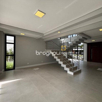 Casa de Condomínio com 318m², 4 quartos (sendo 3 suítes), 4 garagens, no bairro Ratones em Florianópolis