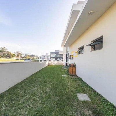Casa de Condomínio com 150m², 4 quartos (sendo 2 suítes), 3 garagens, no bairro Rio Vermelho em Florianópolis