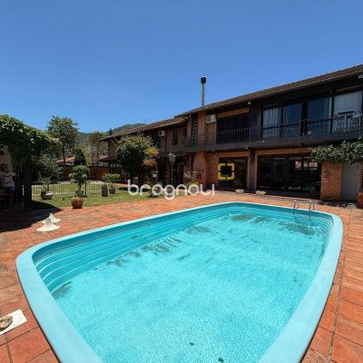 Casa com 540m², 5 quartos (sendo 2 suítes), 6 garagens, no bairro Itacorubi em Florianópolis