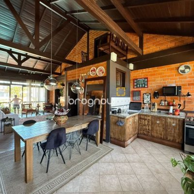 Casa com 540m², 5 quartos (sendo 2 suítes), 6 garagens, no bairro Itacorubi em Florianópolis