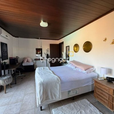 Casa com 540m², 5 quartos (sendo 2 suítes), 6 garagens, no bairro Itacorubi em Florianópolis