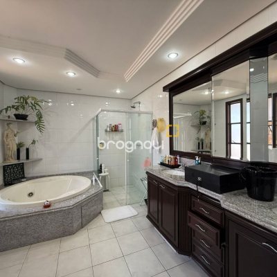 Casa com 540m², 5 quartos (sendo 2 suítes), 6 garagens, no bairro Itacorubi em Florianópolis