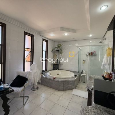 Casa com 540m², 5 quartos (sendo 2 suítes), 6 garagens, no bairro Itacorubi em Florianópolis