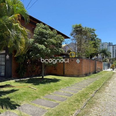Casa com 540m², 5 quartos (sendo 2 suítes), 6 garagens, no bairro Itacorubi em Florianópolis