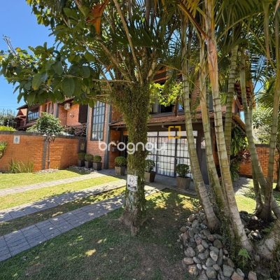 Casa com 540m², 5 quartos (sendo 2 suítes), 6 garagens, no bairro Itacorubi em Florianópolis