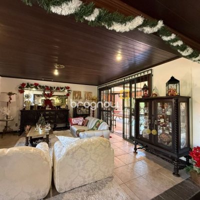 Casa com 540m², 5 quartos (sendo 2 suítes), 6 garagens, no bairro Itacorubi em Florianópolis