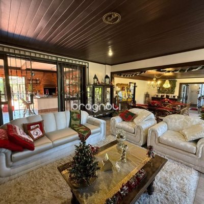 Casa com 540m², 5 quartos (sendo 2 suítes), 6 garagens, no bairro Itacorubi em Florianópolis