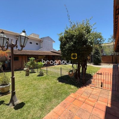 Casa com 540m², 5 quartos (sendo 2 suítes), 6 garagens, no bairro Itacorubi em Florianópolis