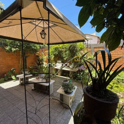Casa com 540m², 5 quartos (sendo 2 suítes), 6 garagens, no bairro Itacorubi em Florianópolis